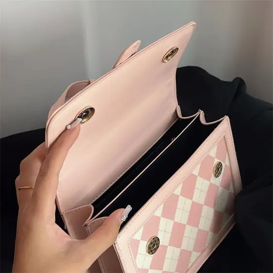Lovely Vintage Diamond Lattice Pattern Pink Handbag