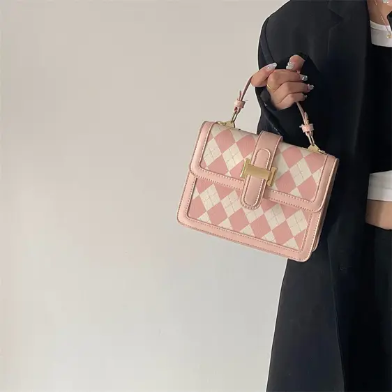 Lovely Vintage Diamond Lattice Pattern Pink Handbag